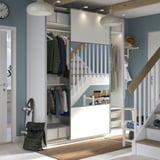 Moderner Eingangsbereich mit grauem PAX-Kleiderschrank, verspiegelten Schiebetüren, hängender Kleidung, Regalen und Beleuchtung; Beige Teppich.