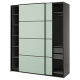 Ein moderner PAX-Kleiderschrank mit grünen Schiebetüren und schwarzem Interieur.