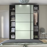 Modernes Schlafzimmer mit PAX-Kleiderschrank, Schiebetüren, organisierter Kleidung, Beleuchtung.