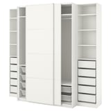 Ein weißer PAX-Kleiderschrank mit Schiebetüren und mehreren Regalen, Schubladen und Aufbewahrungsfächern. Es wurde für die organisierte Aufbewahrung mit schlanken, modernen Linien entwickelt.