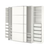 Ein weißer Ikea PAX-Kleiderschrank mit Schiebetüren und mehreren Fächern für organisierten Stauraum.
