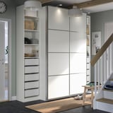 Moderner weißer PAX-Kleiderschrank mit Schiebetüren, Schubladen, Regalen und dekorativen Leuchten.