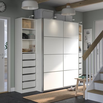 Moderner Eingangsbereich mit PAX-Kleiderschrank, weiß, Schiebetüren, schlankes Design.