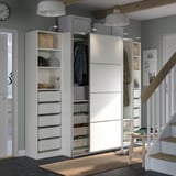 Moderner, organisierter Eingangsbereich mit weißem PAX-Kleiderschrank, Schiebetüren und Aufbewahrungslösungen.