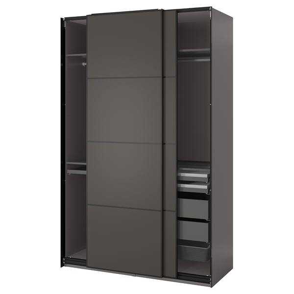 Moderner schwarzer PAX-Kleiderschrank mit Glasschiebetüren und Regalen.