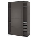Moderner schwarzer PAX-Kleiderschrank mit Glasschiebetüren und Regalen.
