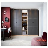 Moderner Schlafzimmer-PAX-Kleiderschrank mit dunkelgrauen Türen und Holzregalen, einschließlich Schreibtisch und Schlafbereich.