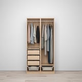 Holzschrank mit Kleiderbügeln, Schubladen, Körben.