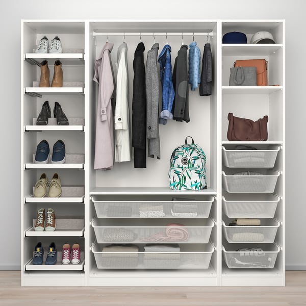 Ein gut organisierter Kleiderschrank mit Schuhregalen, Hängekleidung und Aufbewahrungsbehältern in einem verstellbaren, modularen System.