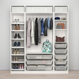 Organisierter Kleiderschrank mit Hängeregal, Regalen und Körben.