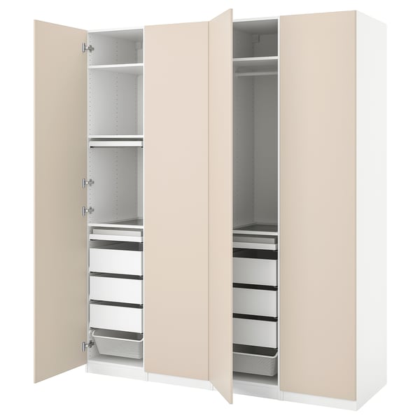 Dieses Bild zeigt einen offenen beigen PAX-Kleiderschrank mit Schubladen und Regalen zur Aufbewahrung von Kleidung. Das Design verfügt über verstellbare Füße und sanft schließende Scharniere.