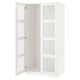 Ein weißer IKEA PAX-Kleiderschrank mit Glastüren und verstellbaren Innenfächern.