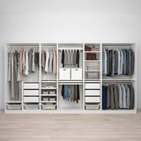 Ein gut organisierter weißer begehbarer Kleiderschrank mit Hängestangen, Regalen und Schubladen zur Aufbewahrung verschiedener Kleidungsstücke und Accessoires.