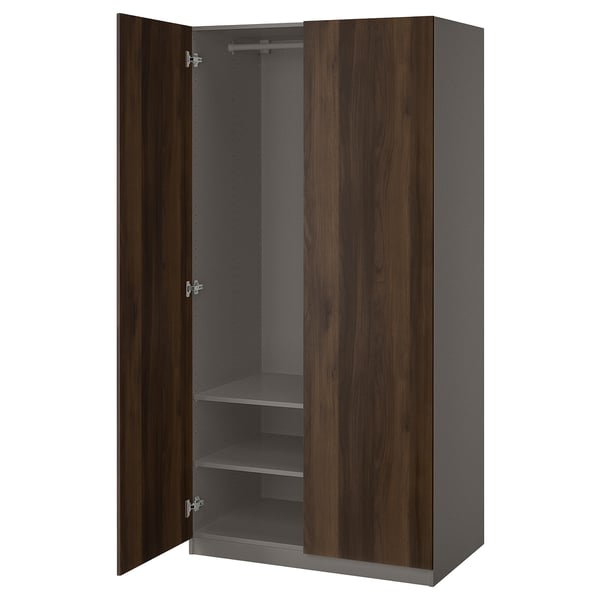 PAX-Kleiderschrank: dunkles Holz, graues Interieur, quadratische Form, Soft-Close-Türen.