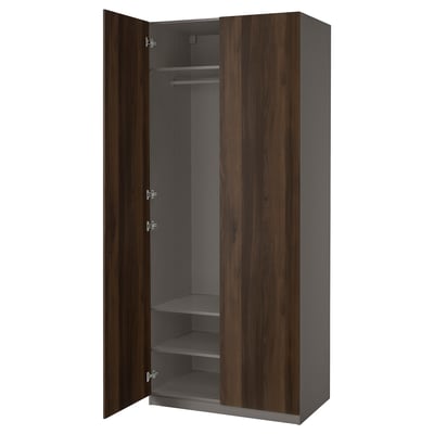 Ein offener PAX-Kleiderschrank in Dunkelbraun. Es ist eine Hängestange und Regale im Inneren.