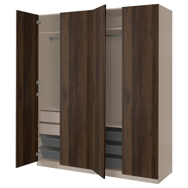 Moderner PAX-Kleiderschrank aus braunem Holz mit offenen Türen, die Regale, Schubladen und eine Schiene freigeben.