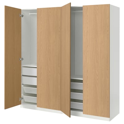 PAX-Kleiderschrank: Holztüren, weißes Interieur, Regale und Schubladen, Soft-Close-Scharniere.
