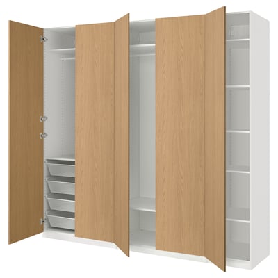 Offener Holzschrank mit Innenregalen und Körben, weiße Innenausstattung.
