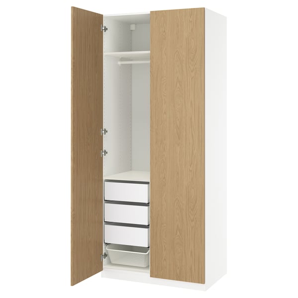 Ein offener IKEA PAX-Kleiderschrank mit hellen Holztüren und weißem Interieur mit Regalen und Schubladen.