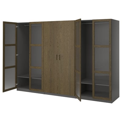 Offener IKEA PAX Kleiderschrank, dunkelbraun mit Glas- und Holztüren.