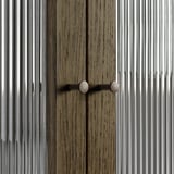 Eine Nahaufnahme von Holzmöbeln mit einem modernen Griff, mit vertikalen Linien und einem Grauton.