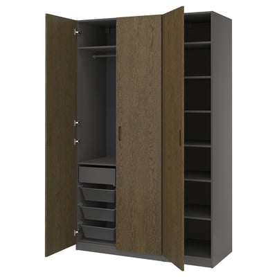 PAX Kleiderschrank, Eichentüren, hoch, Stauraumregale, dunkles Interieur, weißer Hintergrund.
