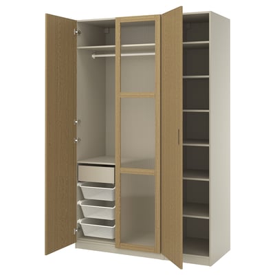 Ein PAX-Kleiderschrank aus heller Eiche mit offenen Türen, mit Regalen und Schubladen im Inneren.
