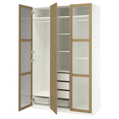 Ein PAX-Kleiderschrank aus Weiß und Holz mit verstellbaren Regalen, Schubladen und Netzkorb.
