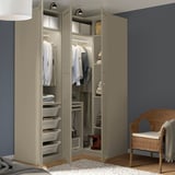 Offener beiger PAX-Kleiderschrank mit Kleidung, Regalen und Aufbewahrungsbehältern, die von innen beleuchtet sind.
