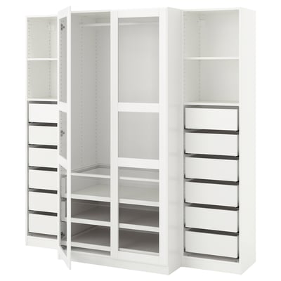 Ein weißer PAX-Kleiderschrank mit Glastüren. Es verfügt über mehrere Regale und Fächer für eine organisierte Aufbewahrung.