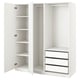 Option: Weißer Ikea PAX-Kleiderschrank, drei Abschnitte: zwei hohe mit offenen Regalen und einer mit Schubladen.