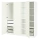 Weißer PAX-Kleiderschrank , offen mit Regalen, Schubladen, Körben. Modernes, minimalistisches Design für organisierte Aufbewahrung.