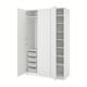 Ein weißer Ikea PAX-Kleiderschrank mit offenen Türen, der ein organisiertes Interieur mit Regalen und Netzschubladen offenbart.