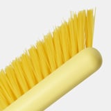 Nahaufnahme des gelben Bürstengriffs mit dicht gepackten Borsten, ideal für eine gründliche Reinigung.
