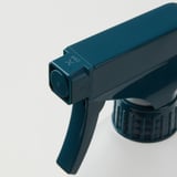 Dunkelblaue Sprühflasche mit verstellbarer Düse und Verriegelung.