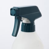 Eine langlebige Sprühflasche mit verstellbarer Düse und Verriegelung aus Sicherheitsgründen aus Polyethylen-Kunststoff.