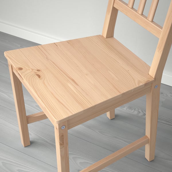 Leichter Holzstuhl mit vertikalen Lamellen. Er ist mit sichtbarer Holzmaserung gefertigt und strahlt Wärme und klassischen Stil aus.