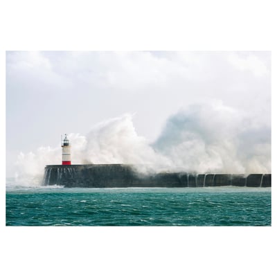 PJÄTTERYD Leinwanddruck, weiß, quadratisch, Leuchtturm, felsige Wand, stürmische Wellen, bewölkter Himmel.