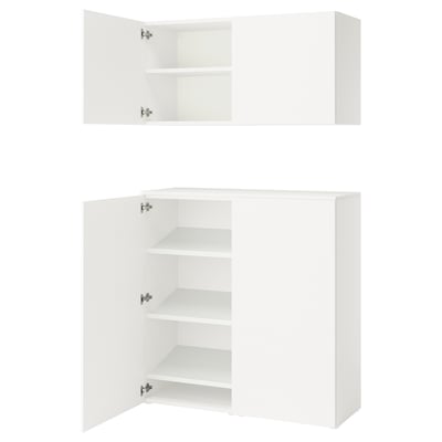 Weißes PLATSA-Wandschrank-Set, modernes minimalistisches Design, verstellbare Regale, schlanke Verarbeitung.