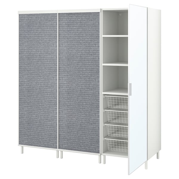 Moderner weißer PLATSA-Kleiderschrank mit grauen strukturierten Schiebetüren, mit drei Regalen und drei Drahtkörben im Inneren.