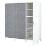 Moderner weißer PLATSA-Kleiderschrank mit grauen strukturierten Schiebetüren, mit drei Regalen und drei Drahtkörben im Inneren.