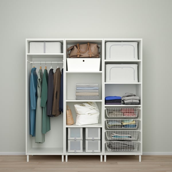 Organisierter Kleiderschrank: Kleidung links aufhängen, Regale rechts, Schiebetüren.