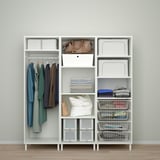 Organisierter Kleiderschrank: Kleidung links aufhängen, Regale rechts, Schiebetüren.