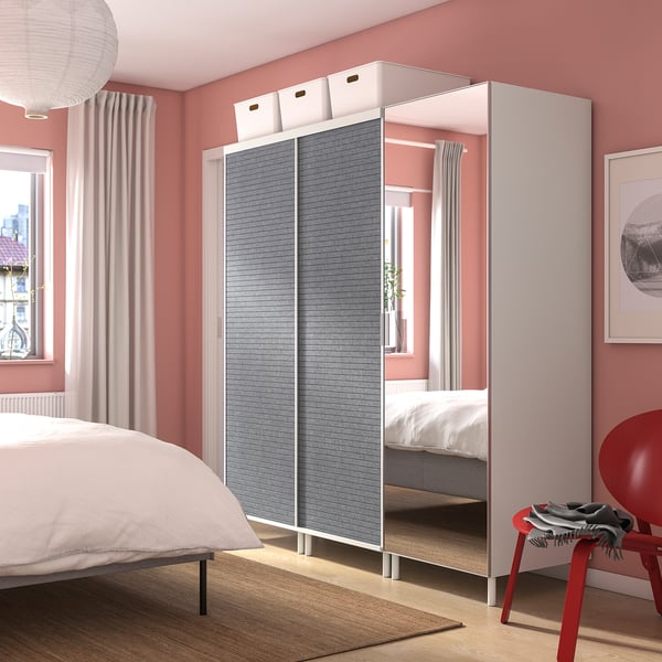 Grauer PLATSA-Kleiderschrank mit Spiegeln, vom Boden bis zur Decke, im rosa Raum.