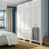 Modernes blaues Schlafzimmer mit PLATSA-Stauraum, gestreiftem Hemd am Haken, Teilbett