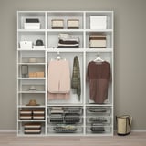 Weißes PLATSA-Aufbewahrungssystem mit Regalen und Schubladen. Er bietet Platz für Kleidung, Hüte und Mülleimer, die ordentlich organisiert sind.