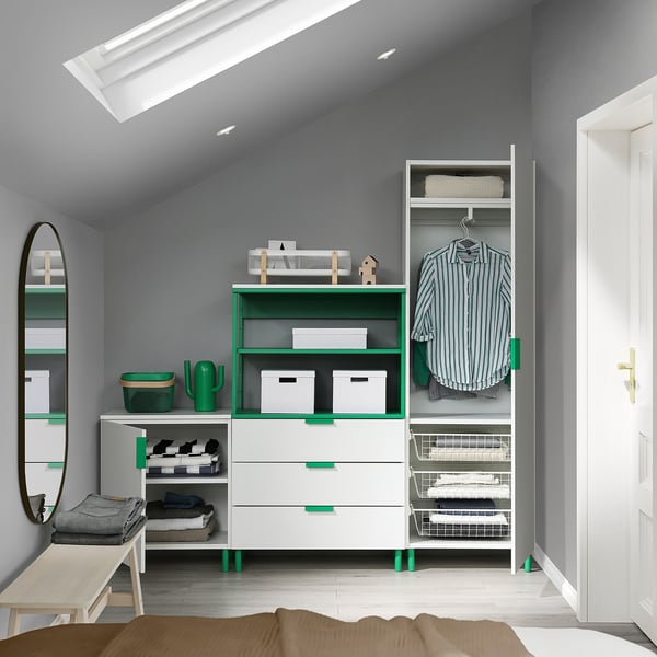 Modernes Schlafzimmer mit modularem Stauraum PLATSA: Regale, Schubladen, Kleiderschrank und Spiegel.