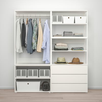 Ein gut organisierter Kleiderschrank mit hängenden Hemden, gefalteten Kleidungsstücken in Regalen, zwei Hüten und Aufbewahrungsbehältern.