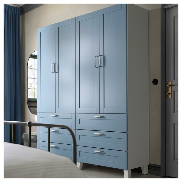 Moderner blauer Kleiderschrank mit Schubladen, Griffen und klaren Linien; Perfekt für Schlafzimmer.