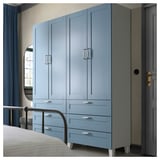 Moderner blauer Kleiderschrank mit Schubladen, Griffen und klaren Linien; Perfekt für Schlafzimmer.